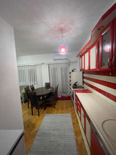 una cucina con un tavolo e una sala da pranzo di Bleon Apartment a Prizren