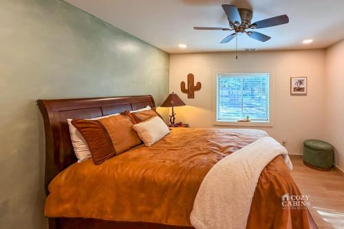 una camera con letto e ventilatore a soffitto di Quiet Escape a Hollywood