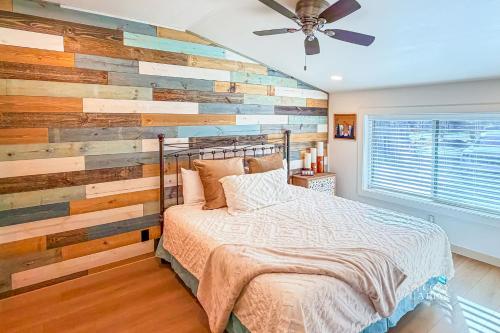 una camera da letto con un letto e una parete con accenti in legno di Quiet Escape a Hollywood