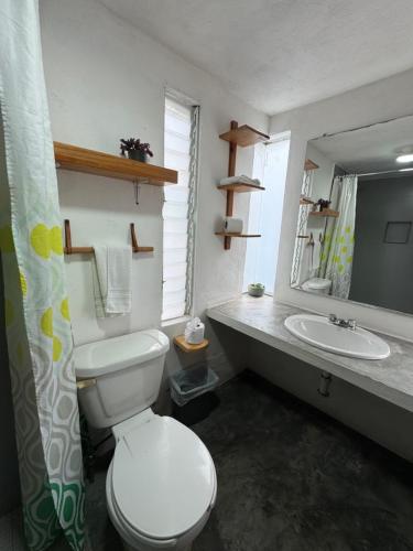 un bagno con un water bianco e un lavandino di Kukul'ik Studios & Workspace a San Cristóbal de Las Casas