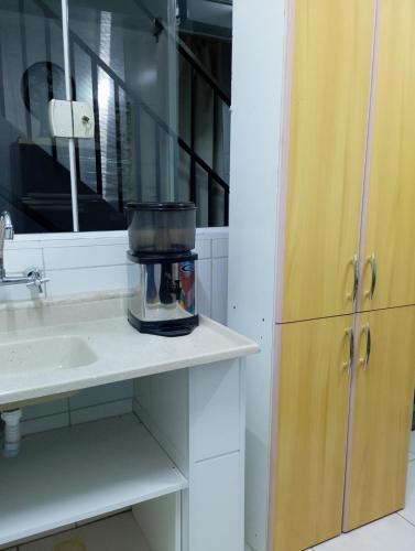a kitchen counter with a mixer on a sink at Cantinho do Sossego in Indaiatuba
