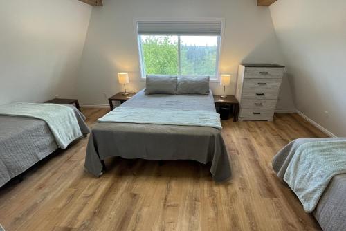 En eller flere senge i et værelse på Peaceful Acres Cabin 5 - Moose Haven
