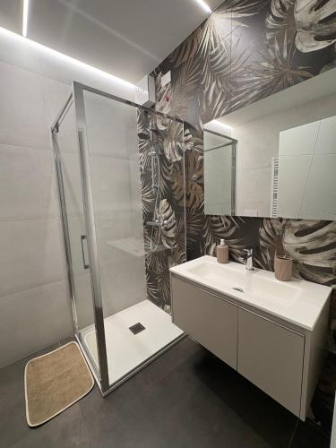 a bathroom with a shower and a sink at Appartamento Leon in Roseto degli Abruzzi