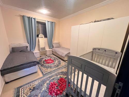 a small bedroom with a crib and a baby crib at عجمان المويهات 2 Ajman in Ajman