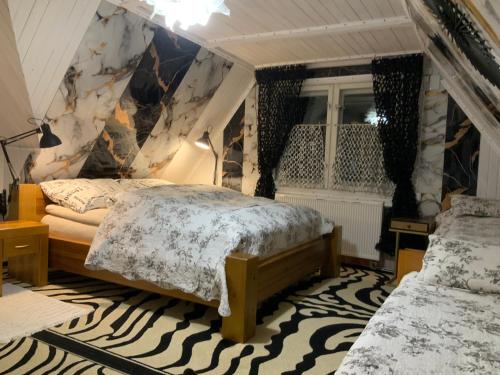 Postel nebo postele na pokoji v ubytování Sosnowy Zakatek