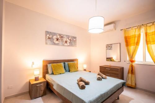 En eller flere senge i et værelse på Silver Harbour - 2 Bedrooms, 2 Bathrooms