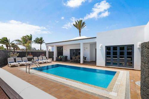 Villa Sleeps 6 with Pool Private & sauna