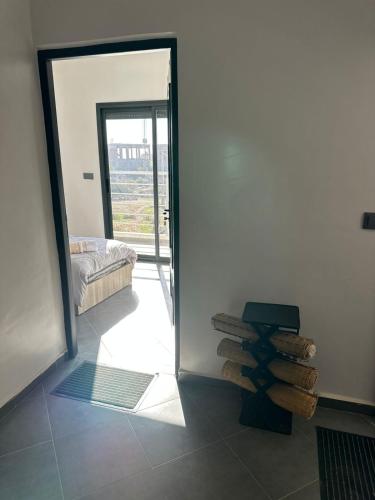 een kamer met een spiegel en een stapel houtblokken bij Maroc Stay in Imsouane