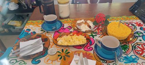 una tavola ricoperta di piatti di cibo su un tavolo di La foca da Croa a Goiana