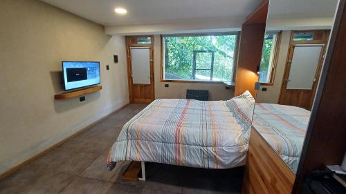 En eller flere senge i et værelse på Cabañas km7 Bariloche