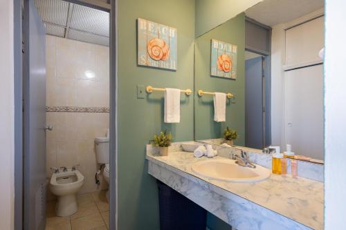 un bagno con lavandino e WC di Punta Arenas 1BDR Oceanfront Pool Parking a San Juan