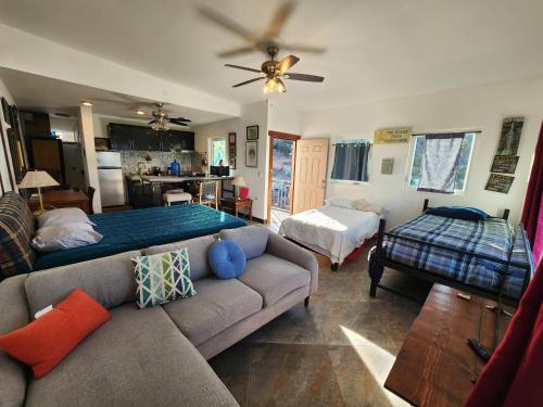 een woonkamer met een bank en een bed bij Casa Cantú A y D in Coronel Esteban Cantú