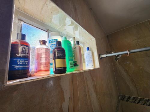 een plank met een heleboel schoonmaakproducten in een badkamer bij Casa Cantú A y D in Coronel Esteban Cantú