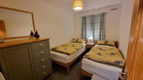 En eller flere senge i et værelse på The Shelter Stone Cottage