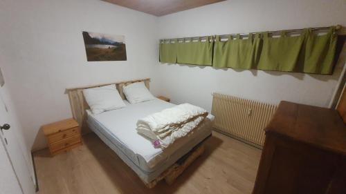 una piccola camera da letto con un letto e una finestra di Logement entier, plein sud, pied des pistes, Chamrousse 1650 a Chamrousse
