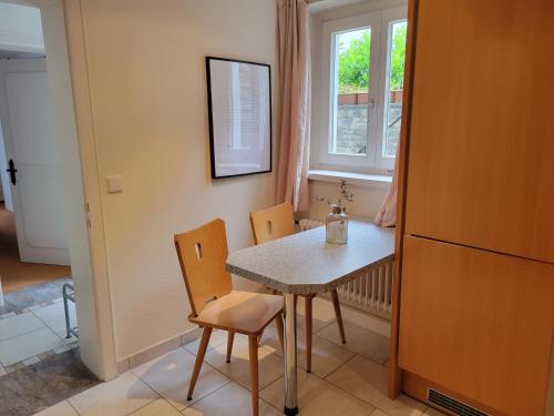 a kitchen with a table and two chairs and a window at Ferienwohnung Stadtnähe in Calw in Calw