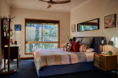 En eller flere senge i et værelse på Sharpe's Ridge Retreat
