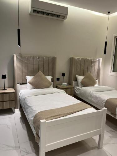 Postel nebo postele na pokoji v ubytování شاليه أمفالي شاليه ارضي بدون مسبح للعائلات فقط