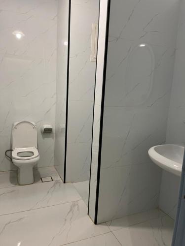 Koupelna v ubytování شاليه أمفالي شاليه ارضي بدون مسبح للعائلات فقط