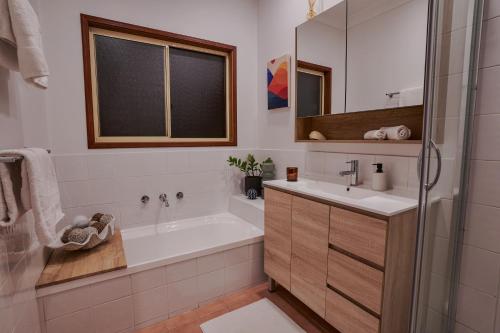 Et badeværelse på Sharpe's Ridge Retreat