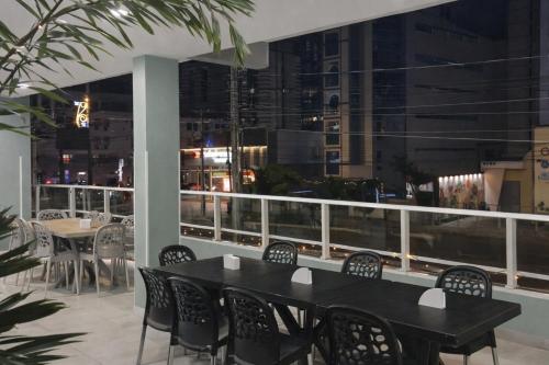 un tavolo e sedie su un balcone con vista sulla città di Pousada Estrela Dourada a João Pessoa