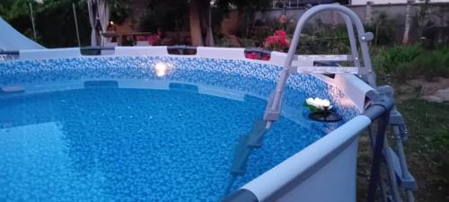 einen Pool mit Wasserrutsche im Hof in der Unterkunft VIRY room in Ljubljana