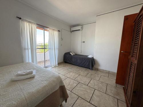 een slaapkamer met een bed en een raam bij La Soñada in Mercedes