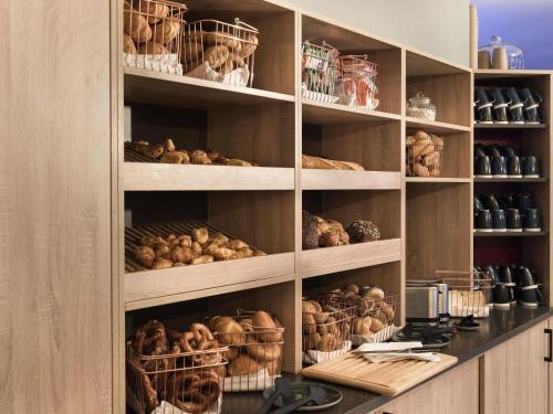 eine Speisekammer mit vielen Regalen voller Brot in der Unterkunft Mercure Hotel München Neuperlach Süd in München
