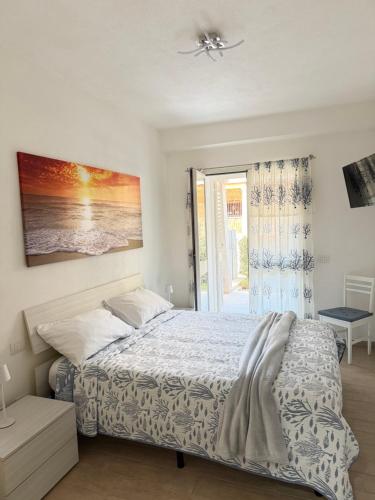 een slaapkamer met een bed en een raam bij Appartamento Sardinia Escape in residence - Palau in Palau