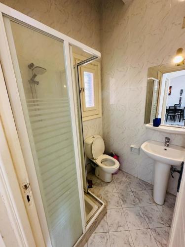 ein Badezimmer mit Dusche, Toilette und Waschbecken in der Unterkunft شاليه للايجار غرفتين مارينا 7 in El-Alamein