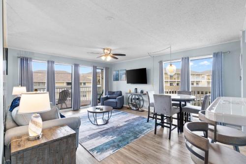 un soggiorno con divano e sala da pranzo di Hello Sunshine at Sandpiper Cove a Destin