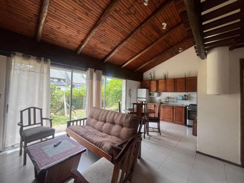 een woonkamer met een bank en een keuken bij Casa Teson in Punta del Este