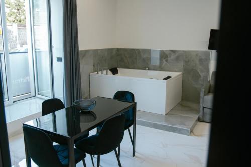 una sala da pranzo con tavolo e sedie neri di Pietrarsa Street Room a Portici