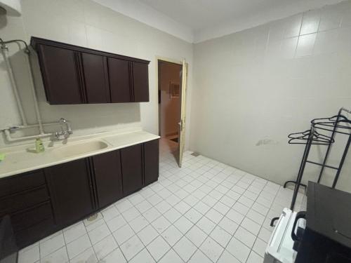 استديو بطابع هادي في الخبر: حمام مع حوض و كونتر توب