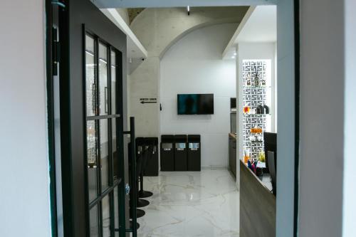 un corridoio con una porta che conduce a una sala degustazione di Pietrarsa Street Room a Portici