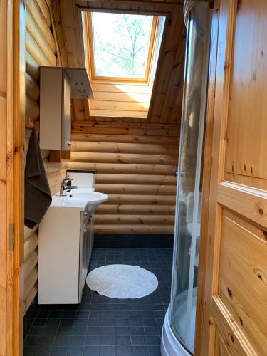 a small bathroom with a sink and a shower at Villa Sofia in Otalampi