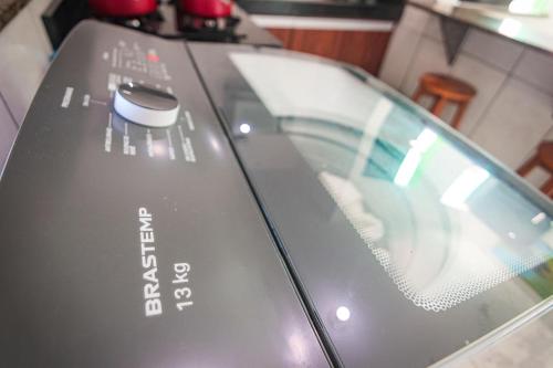 a remote control sitting on top of a table at Apartamento da Joana - 2ª Praia, Morro de SP in Morro de São Paulo