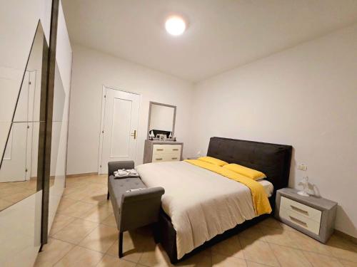 une chambre avec un grand lit avec des oreillers jaunes dans l'établissement Stradivarius House, à Crémone