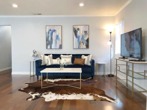 Et tv og/eller underholdning på Marbella Lane - Elegant Home in SJ