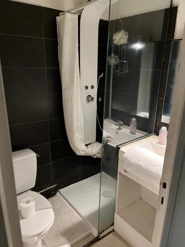 Et badeværelse på Victor Hugo Confort et sa pizza offerte