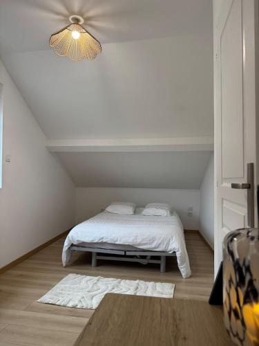 une chambre avec un lit et un ventilateur de plafond dans l'établissement Charming Little House with patio, à Toulouse