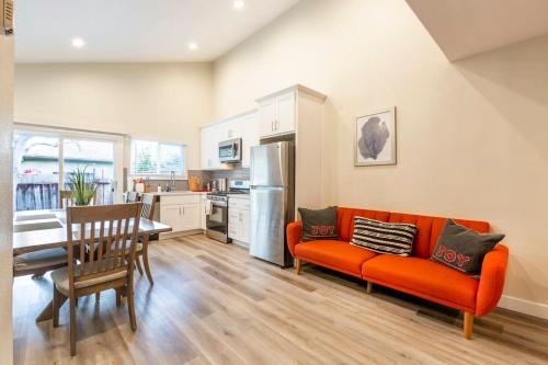 Kuchyň nebo kuchyňský kout v ubytování Marbella Lane - 6BR Duplex DTWN SJ Laundry P