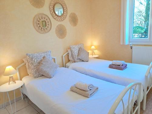 En eller flere senge i et værelse på Les gites de Lescurou