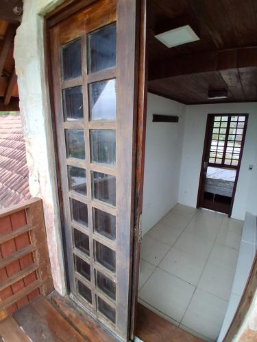an empty room with a glass door in a house at Chalé 4 Quartos Casa Jasmin in Chã Grande