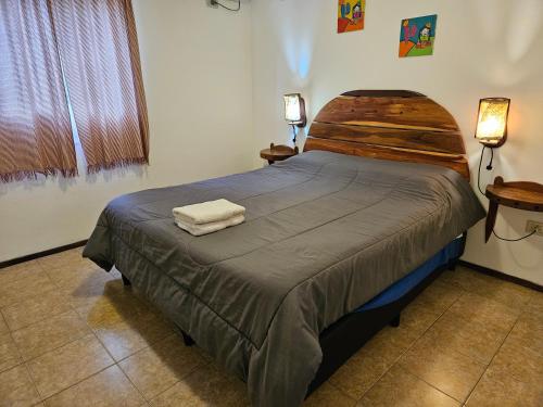 een slaapkamer met een bed met twee handdoeken erop bij La Salamanca in Salta