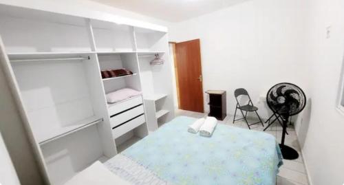 Casa aero في كامبيناس: غرفة بيضاء مع سرير وخزانة