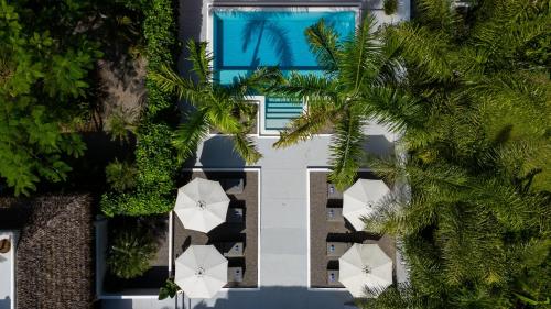 einen Blick über ein Hotel mit Pool und Sonnenschirmen in der Unterkunft Vayu Retreat Villas in Coronado