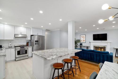 Kuchyň nebo kuchyňský kout v ubytování Marbella Lane - Immaculate & Cozy 3BR Home