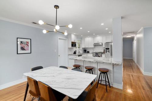 Kuchyň nebo kuchyňský kout v ubytování Marbella Lane - Immaculate & Cozy 3BR Home