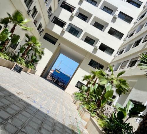 un grande edificio bianco con palme di fronte di Studio Glamour a Casablanca